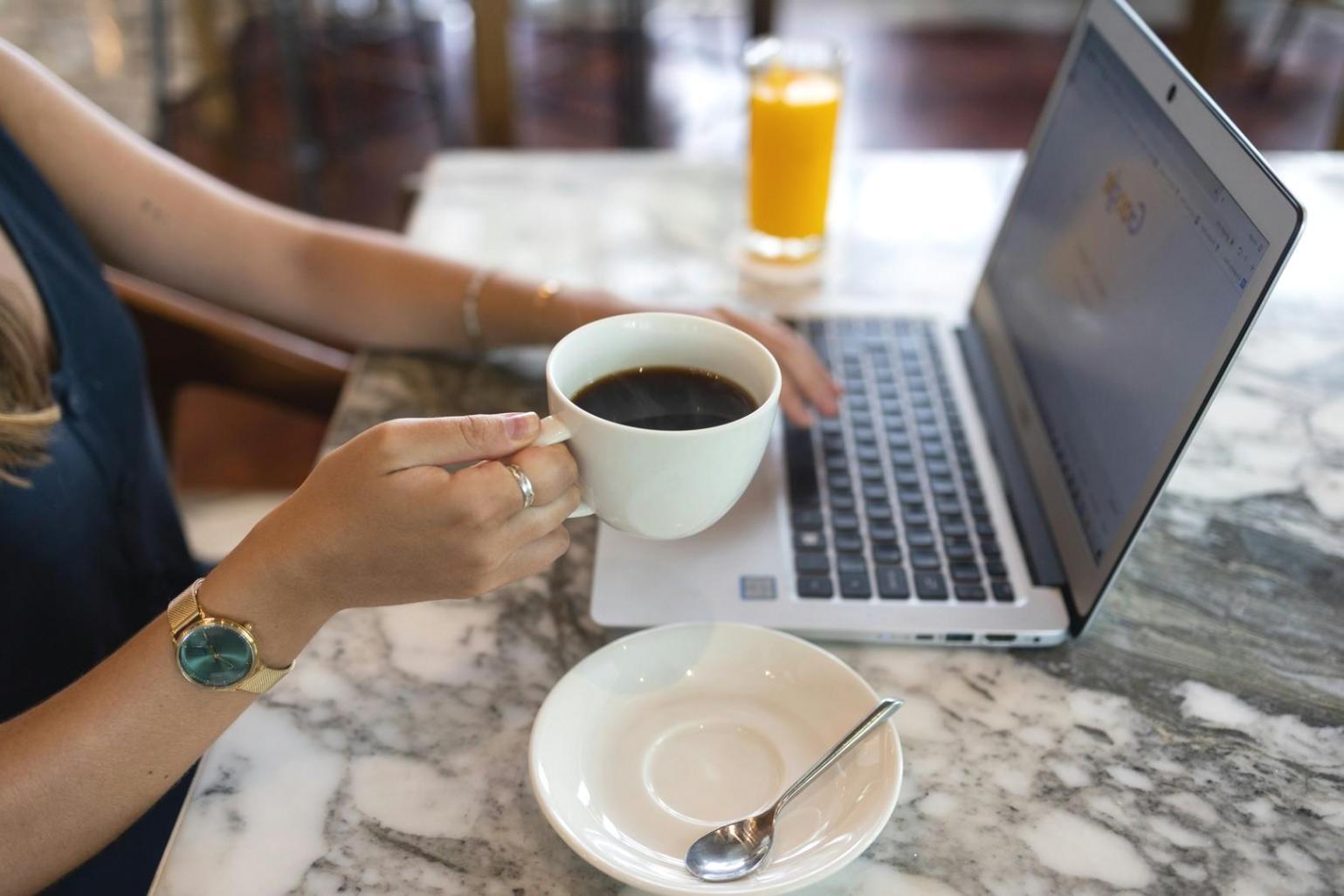Bureau de conseil financier à Tours avec vue sur l'espace de travail moderne