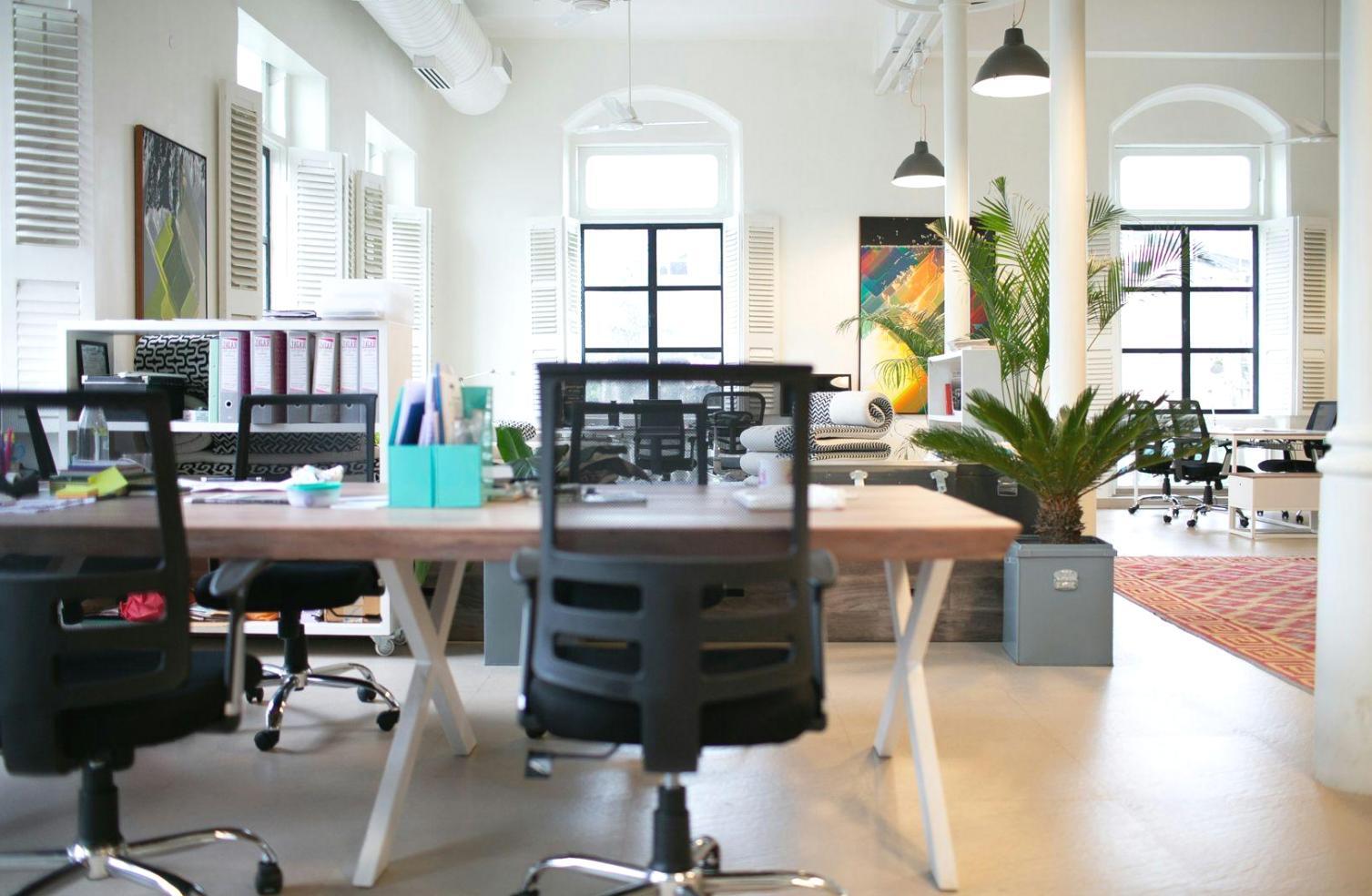 Discussion personnalisée entre consultant et client pour définir les besoins en gestion du personnel